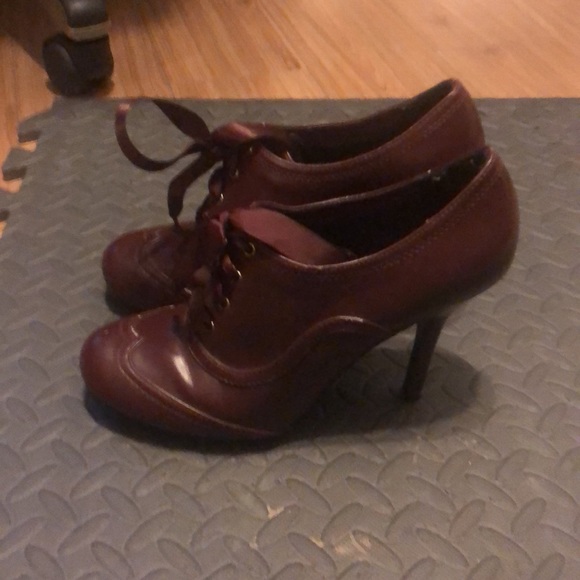 Brand new ladies, oxford style high heel - Picture 3 of 7